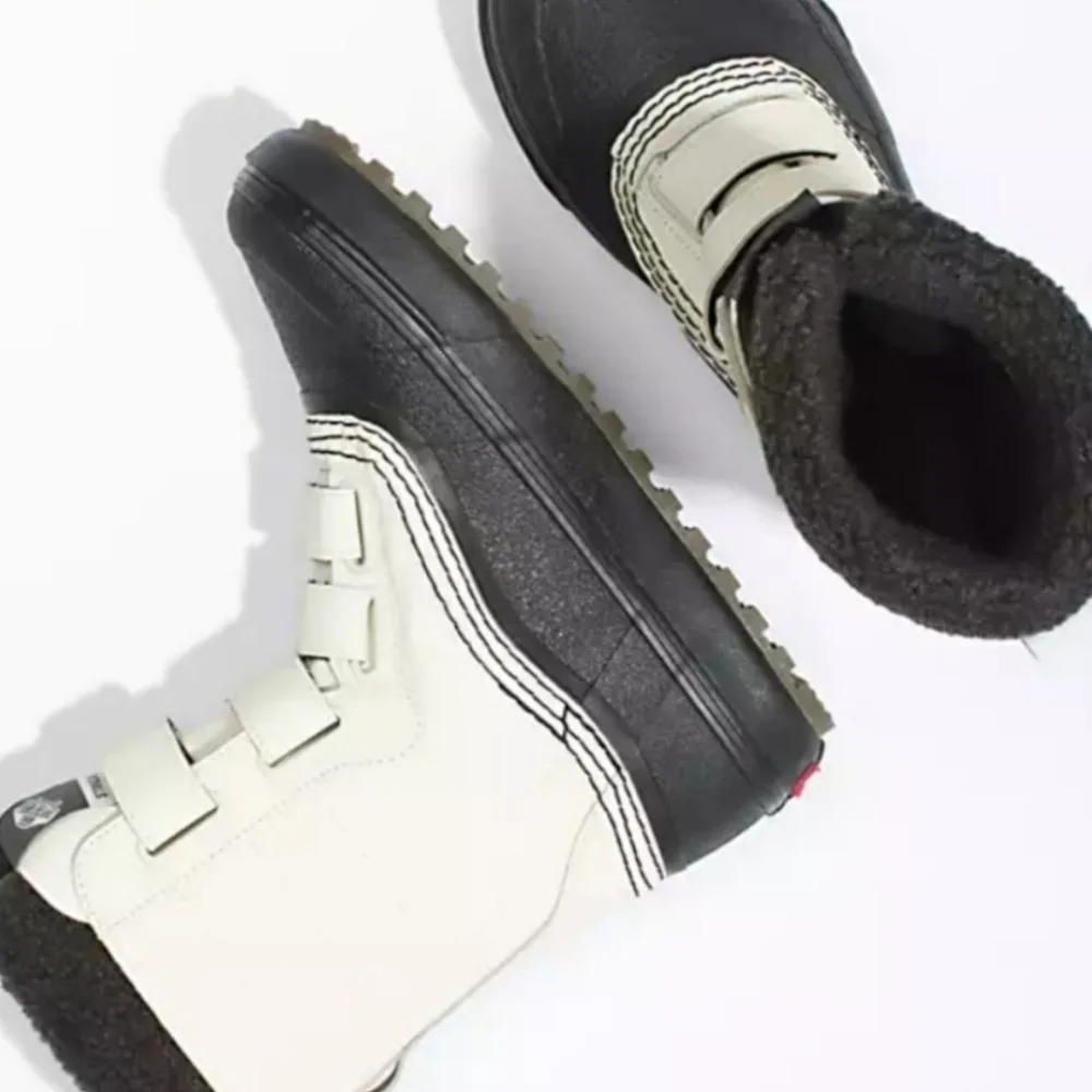 Vans STANDARD V SNOW MTE BOOTSize: Men9/Women10.5COLOR - BONE/BLACK New